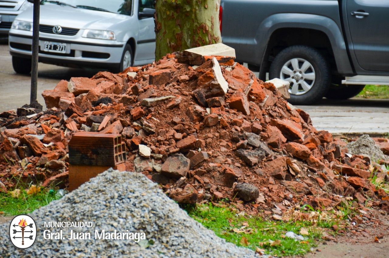 Advertencia de Obras y Planeamiento por la presencia de escombros en v