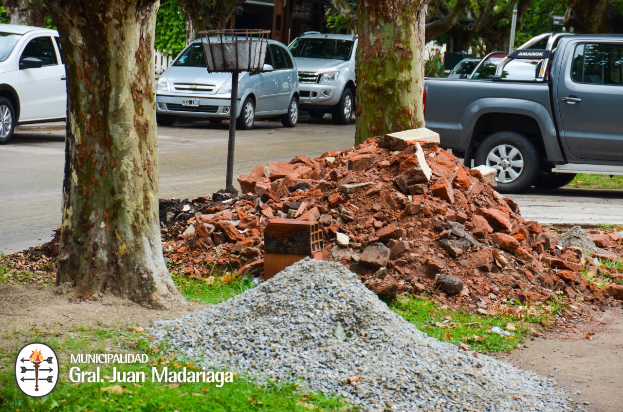 Advertencia de Obras y Planeamiento por la presencia de escombros en v