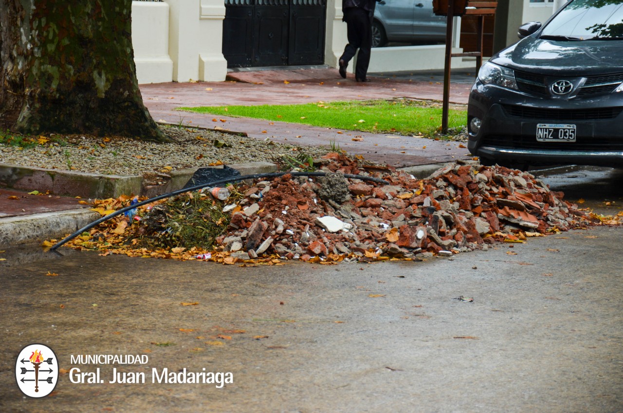 Advertencia de Obras y Planeamiento por la presencia de escombros en v