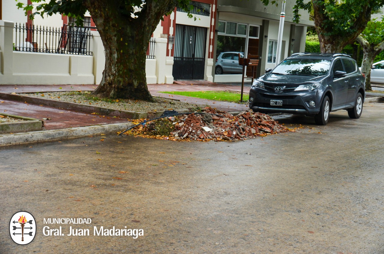 Advertencia de Obras y Planeamiento por la presencia de escombros en v