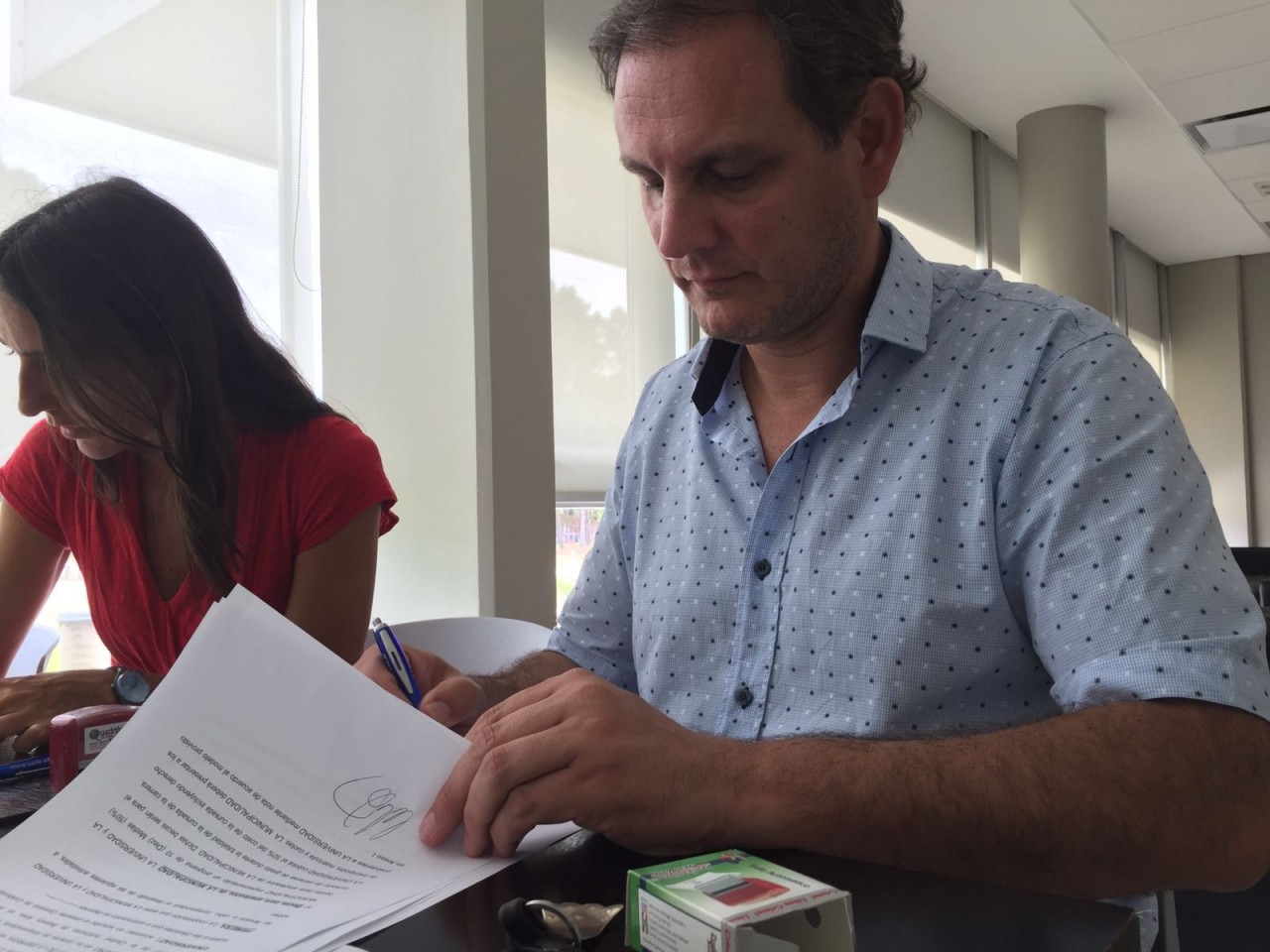 Esteban Santoro firmando convenio - becas universitaras