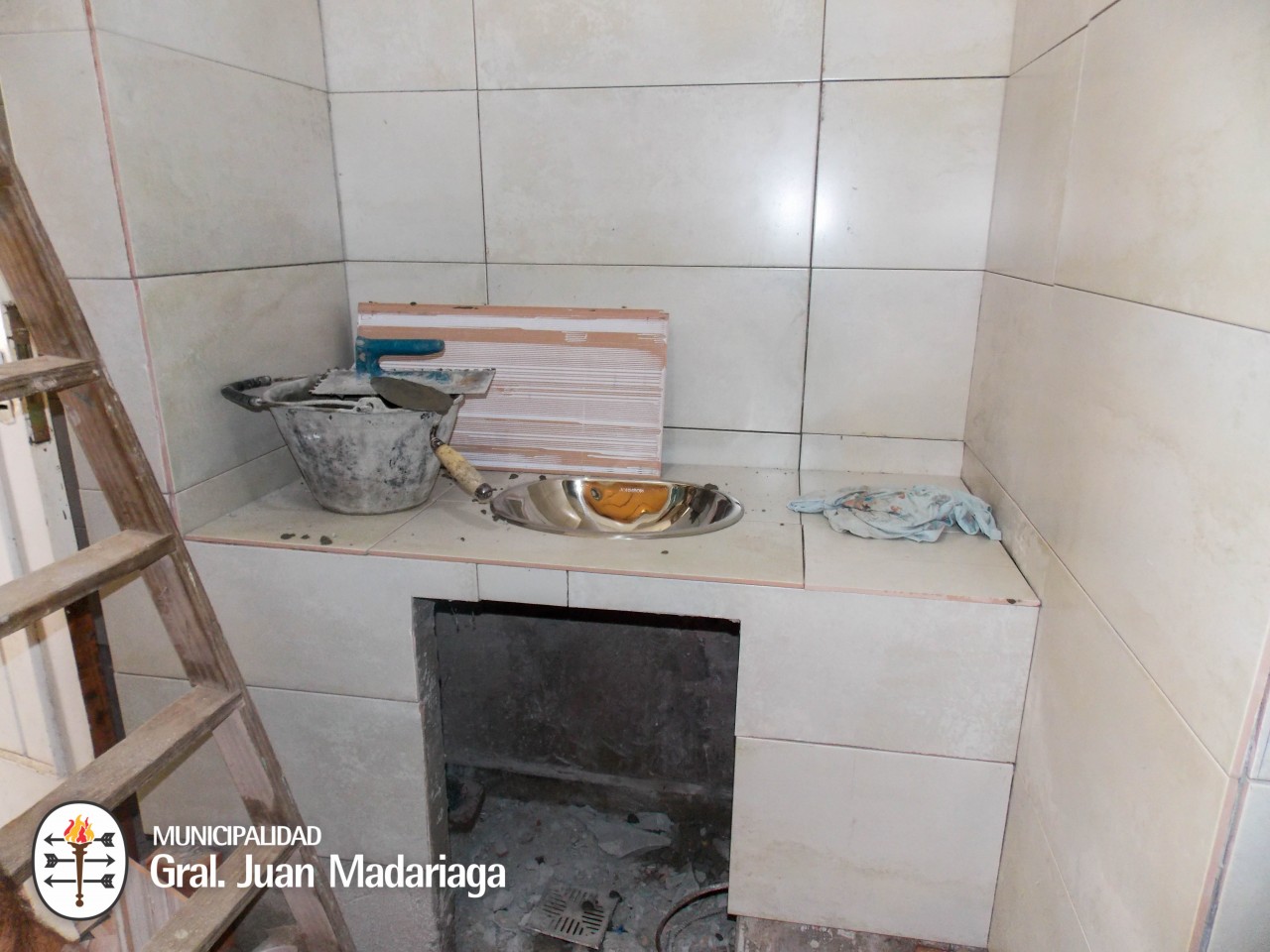 Avanzan las obras de mejora de los ba�os de la terminal