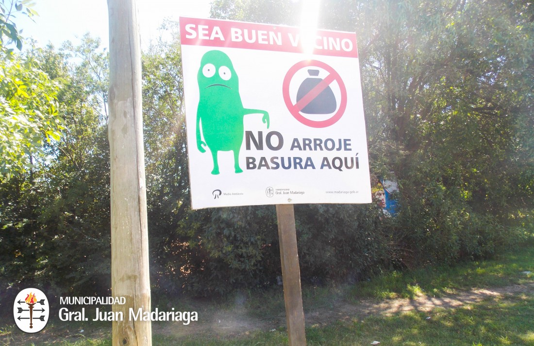 “Sea buen vecino, no arroje basura aquí”