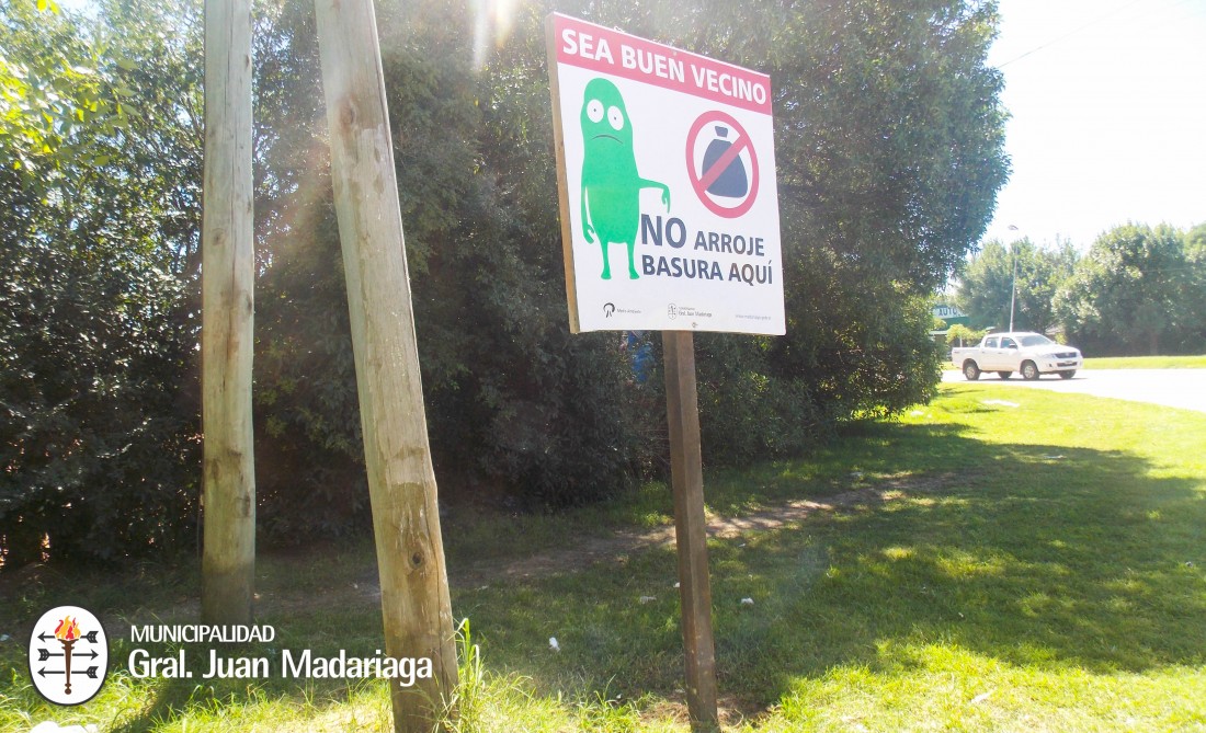 “Sea buen vecino, no arroje basura aquí”
