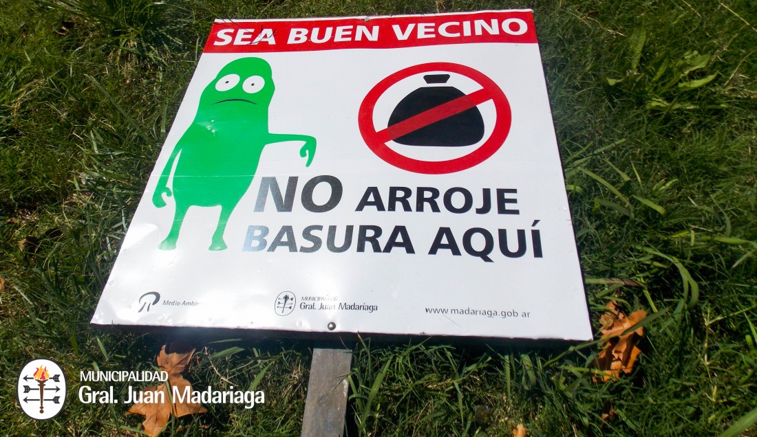 “Sea buen vecino, no arroje basura aquí”