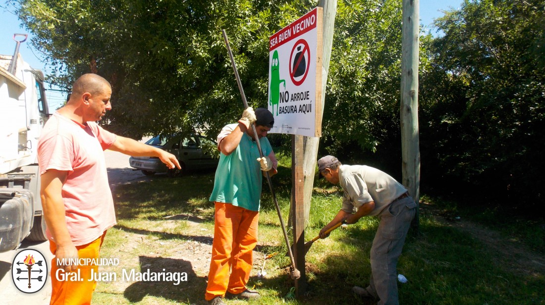 Municipales colocando el cartel