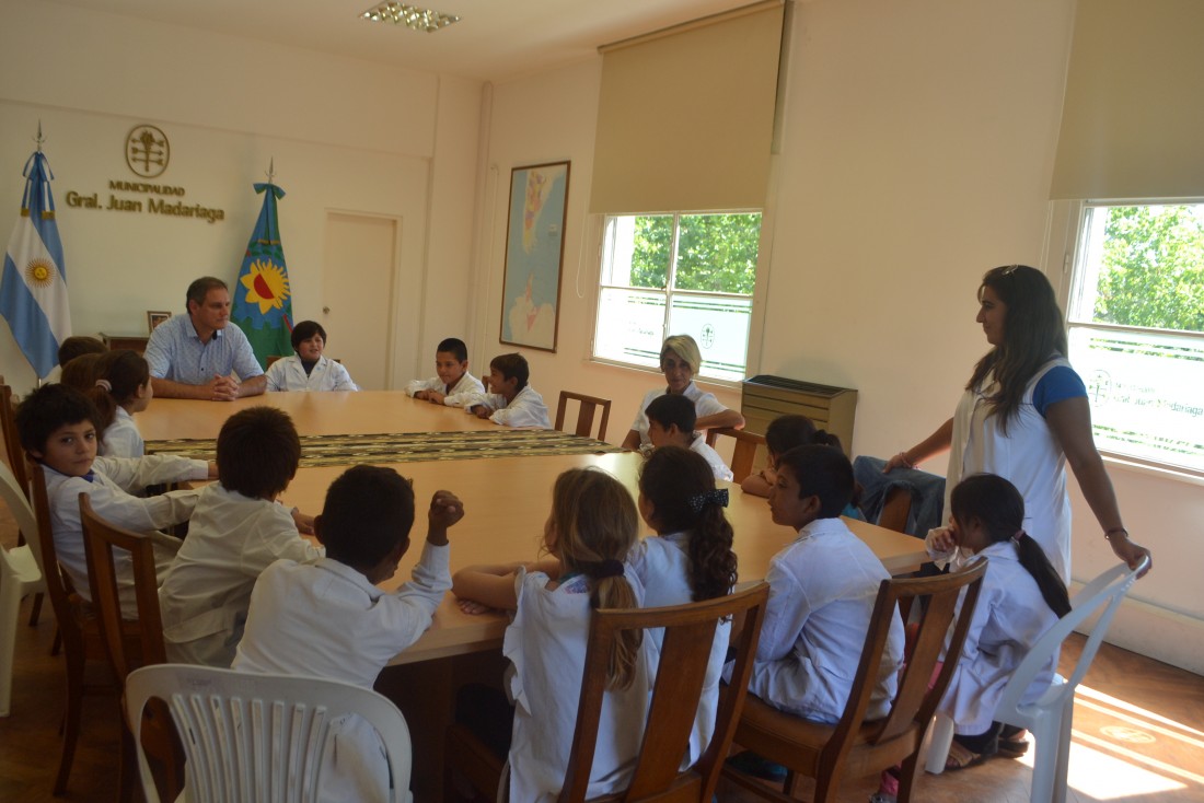 Alumnos de la Escuela N� 20 de visita en el municipio