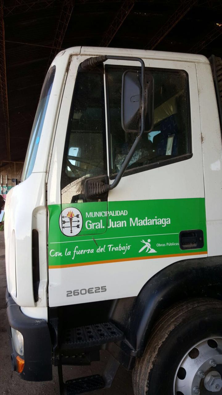 Vista lateral del Camin Iveco - Anibal Fernndez