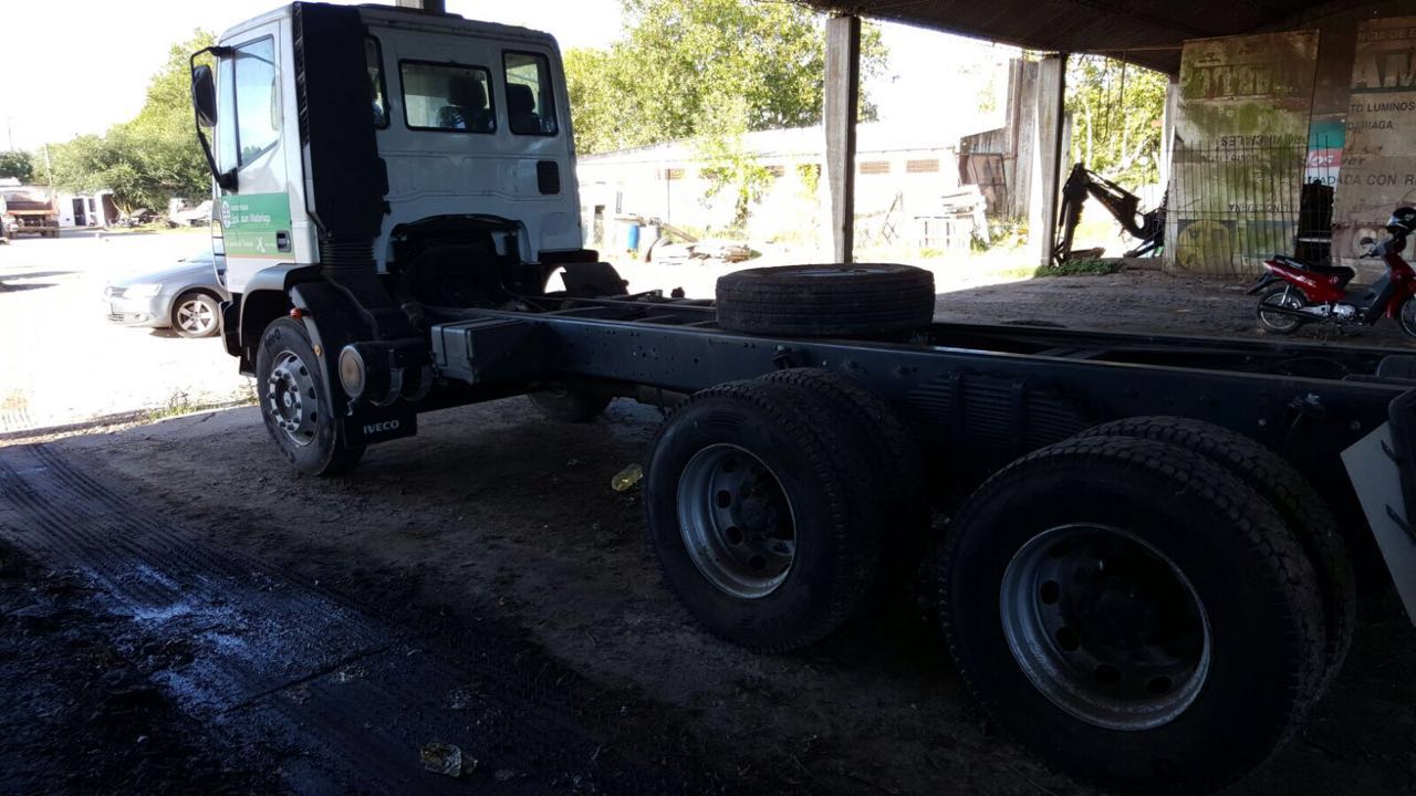 Vista lateral y trasera del camin Iveco - Anibal Fernndez
