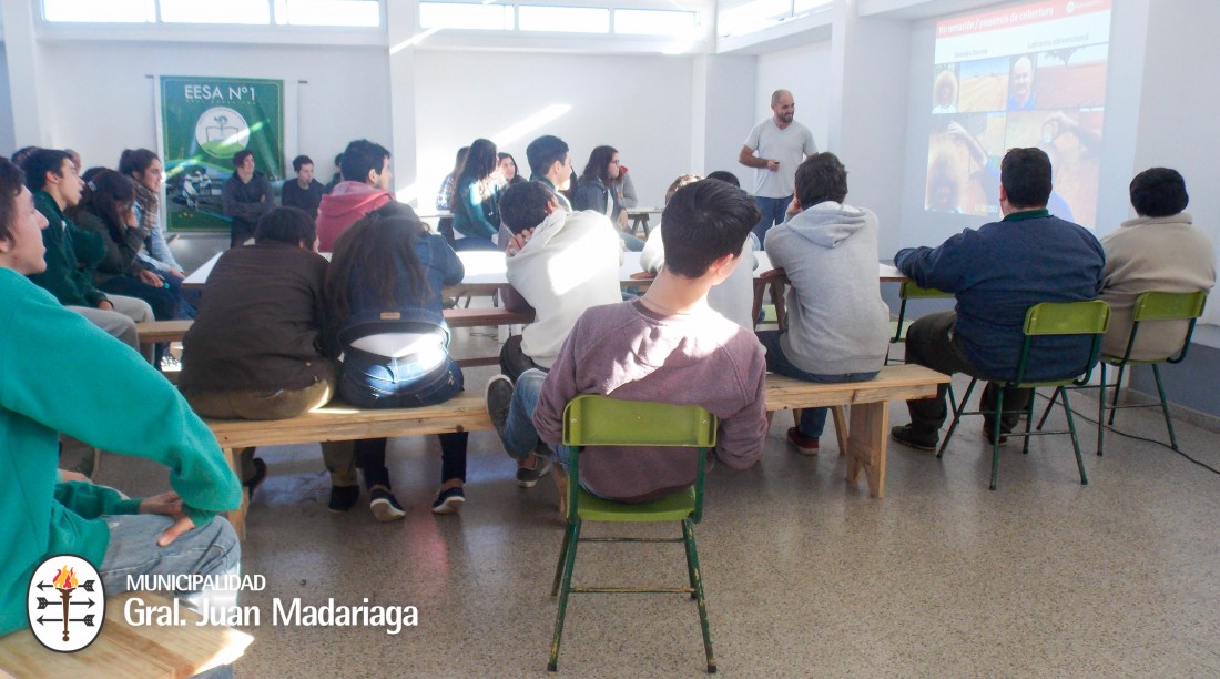 Se realizó la charla sobre el uso de agroquímicos en la Escuela Agrari