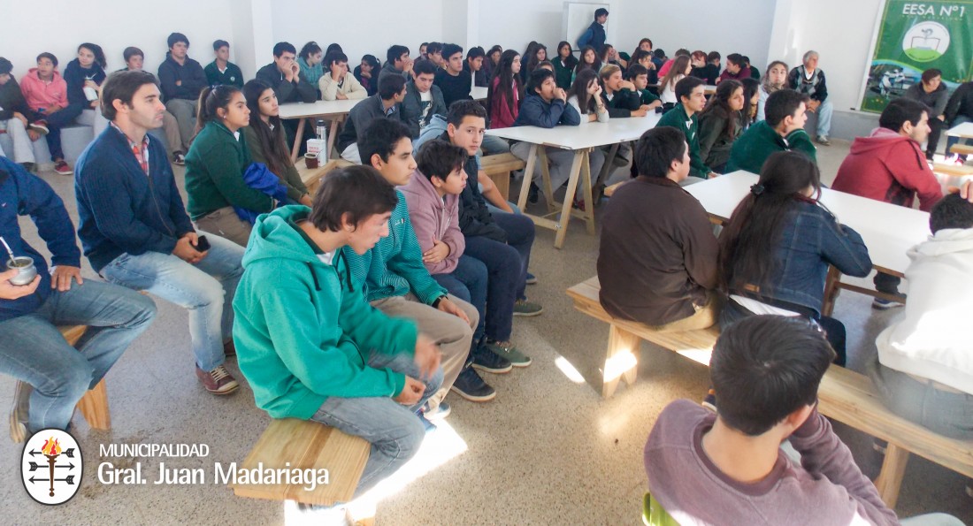 Se realizó la charla sobre el uso de agroquímicos en la Escuela Agrari