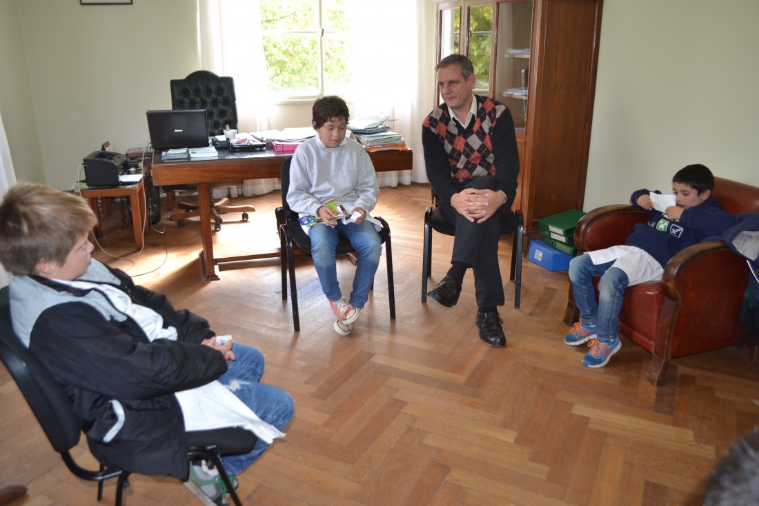 El intendente recibi visitashoy: chicos de la escuela 20