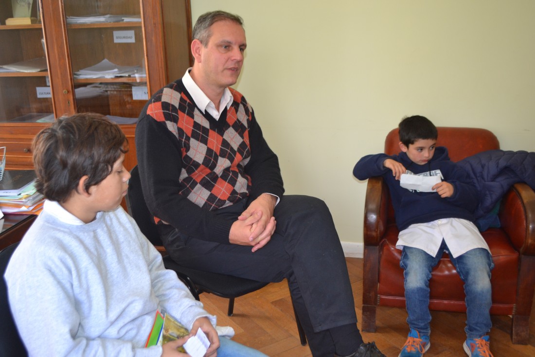 El intendente recibi visitashoy: chicos de la escuela 20