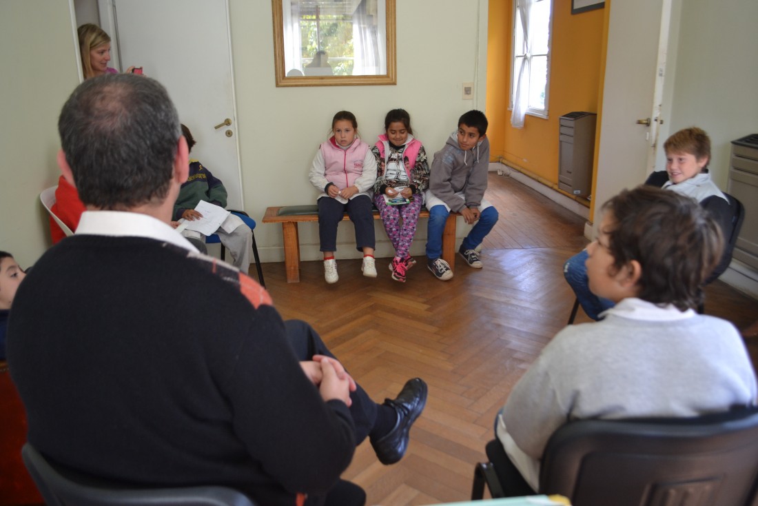 El intendente recibi visitashoy: chicos de la escuela 20