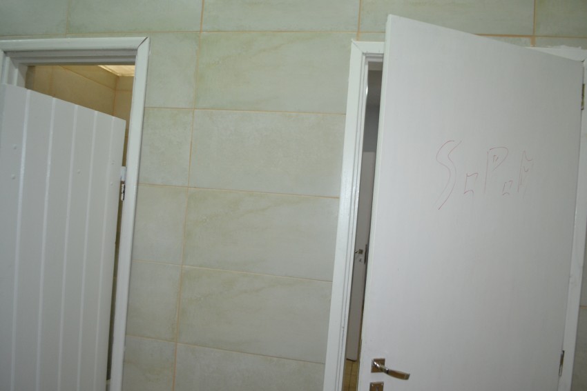 Pintadas en los ba�os de la terminal de �mnibus