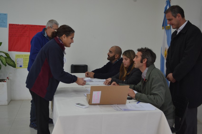 Se realiz� el pago a los 32 beneficiarios de las becas municipales