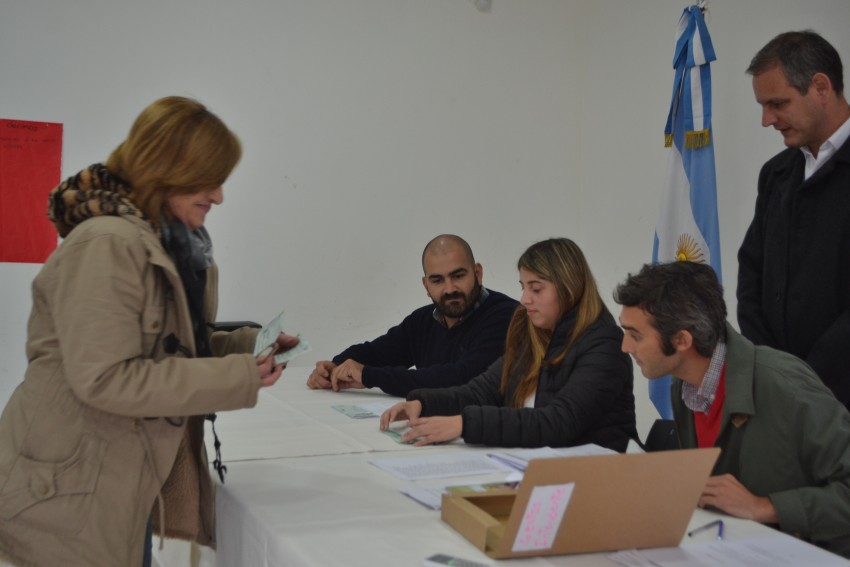 Se realiz� el pago a los 32 beneficiarios de las becas municipales