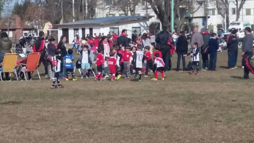 Las escuelas de f�tbol infantil disfrutaron de un feriado diferente en