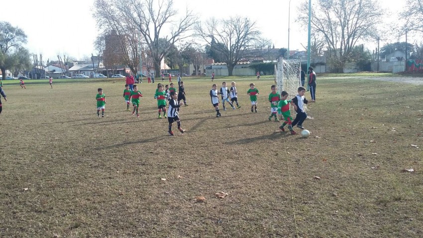 Las escuelas de f�tbol infantil disfrutaron de un feriado diferente en