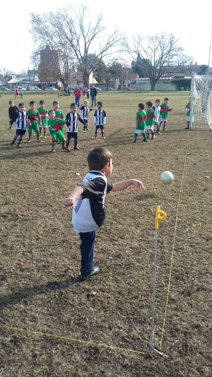 Las escuelas de ftbol infantil disfrutaron de un feriado diferente en