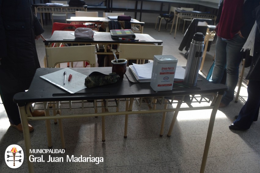 Santoro recorri la Escuela Agraria tras la entrega de mobiliario