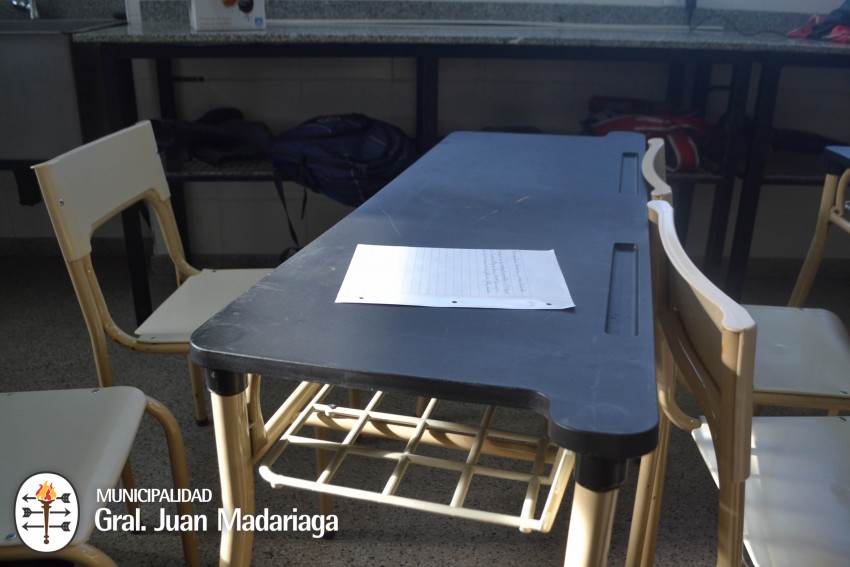 Santoro recorri la Escuela Agraria tras la entrega de mobiliario