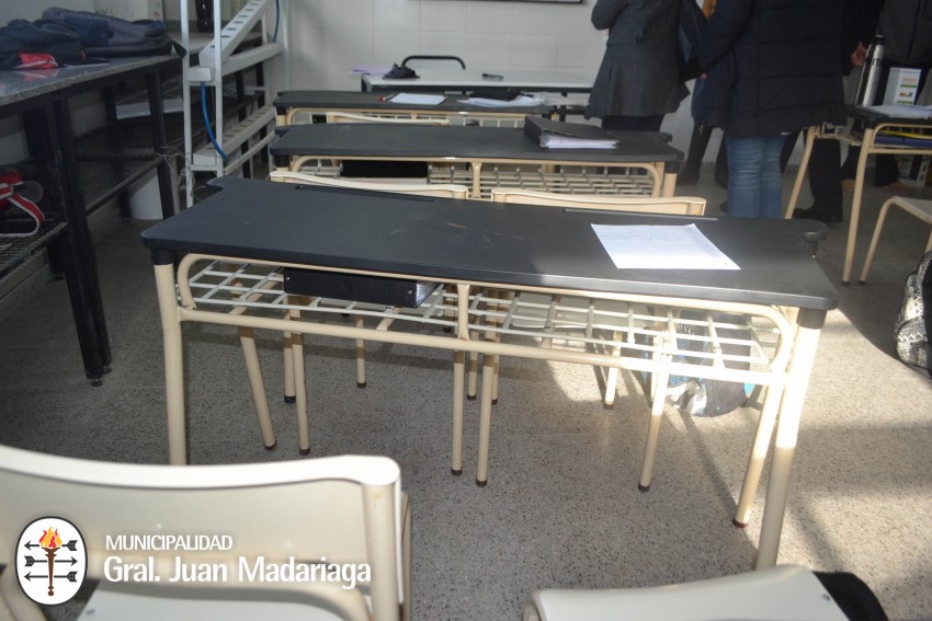 Santoro recorri la Escuela Agraria tras la entrega de mobiliario