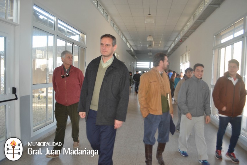 Santoro recorri la Escuela Agraria tras la entrega de mobiliario