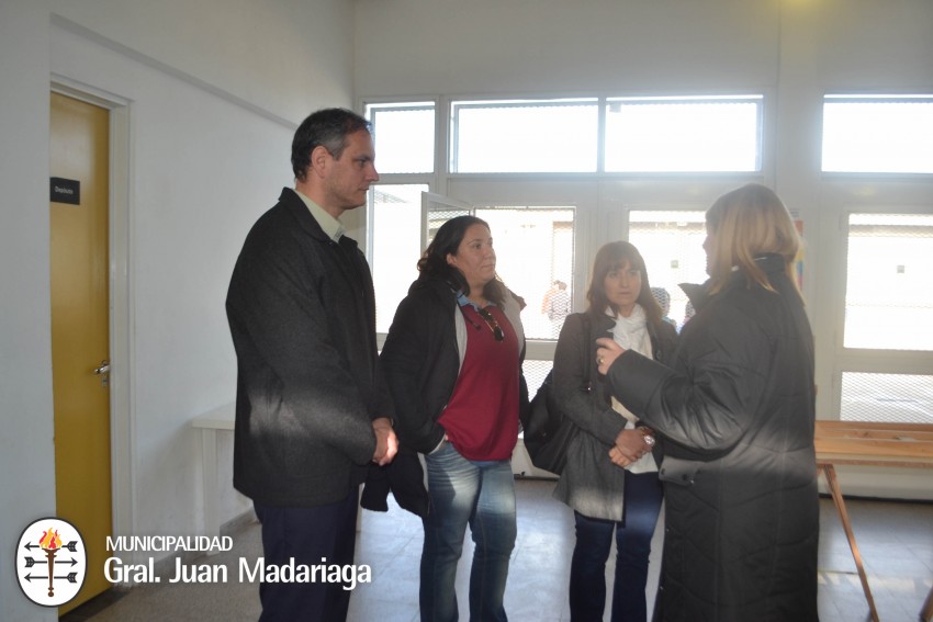 Santoro recorri la Escuela Agraria tras la entrega de mobiliario