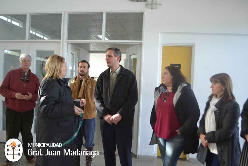 Santoro recorri la Escuela Agraria tras la entrega de mobiliario