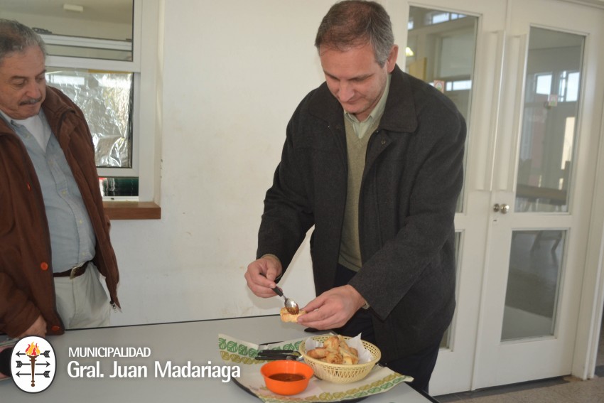 Santoro recorri la Escuela Agraria tras la entrega de mobiliario