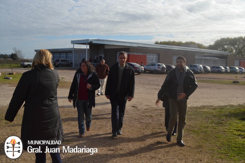 Santoro recorri la Escuela Agraria tras la entrega de mobiliario