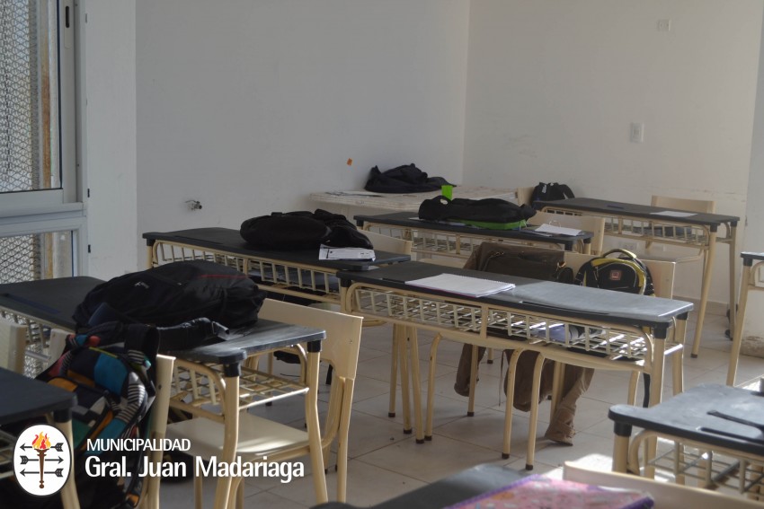 Santoro recorri la Escuela Agraria tras la entrega de mobiliario