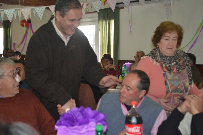 Santoro particip de un almuerzo organizado por madariaguenses en Vill