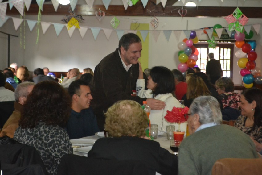Santoro particip de un almuerzo organizado por madariaguenses en Vill