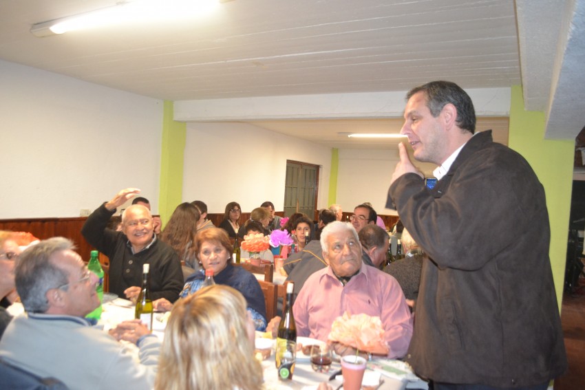 Santoro particip de un almuerzo organizado por madariaguenses en Vill