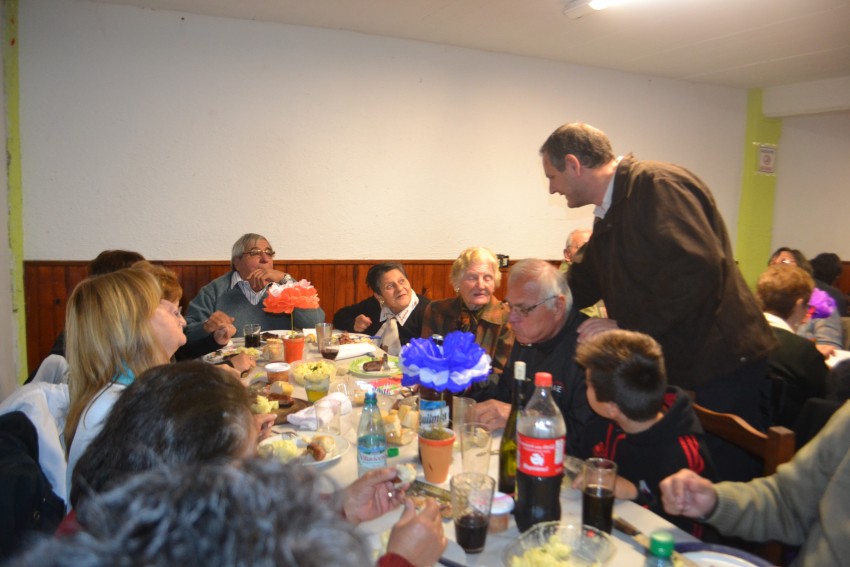 Santoro particip de un almuerzo organizado por madariaguenses en Vill