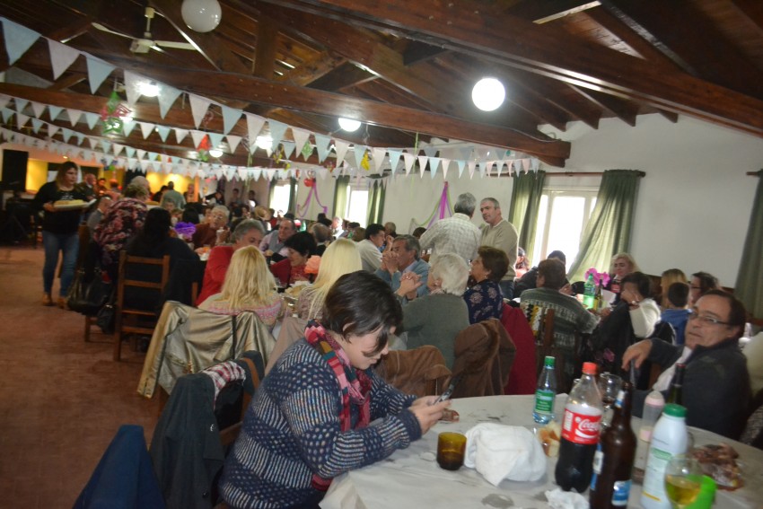 Santoro particip de un almuerzo organizado por madariaguenses en Vill