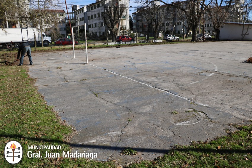 Comenzó la reparación del playón deportivo