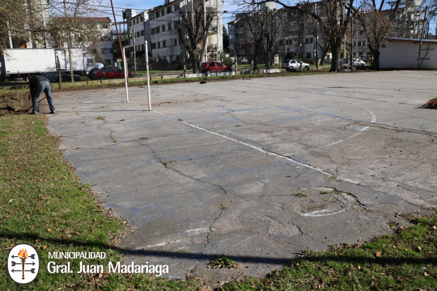 Comenzó la reparación del playón deportivo