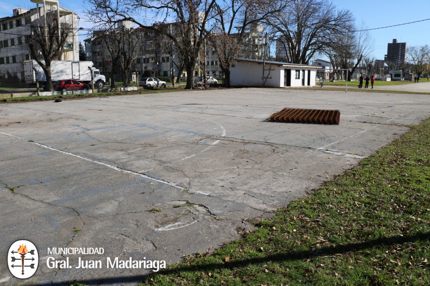 Comenzó la reparación del playón deportivo