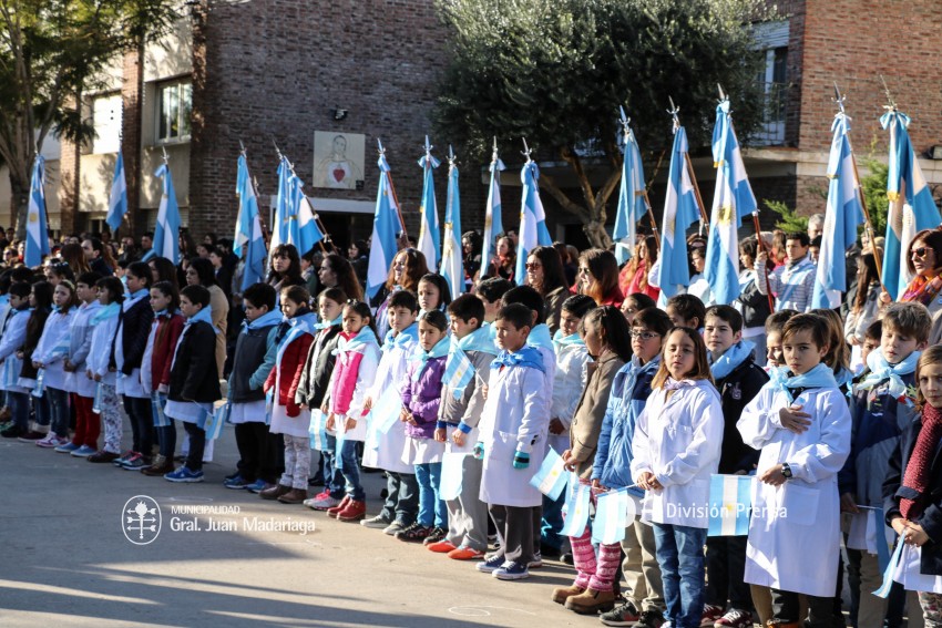 Alumnos prometieron lealtad a la bandera