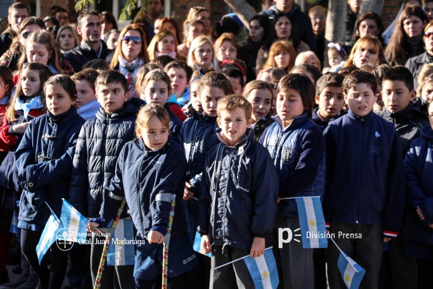 Alumnos prometieron lealtad a la bandera