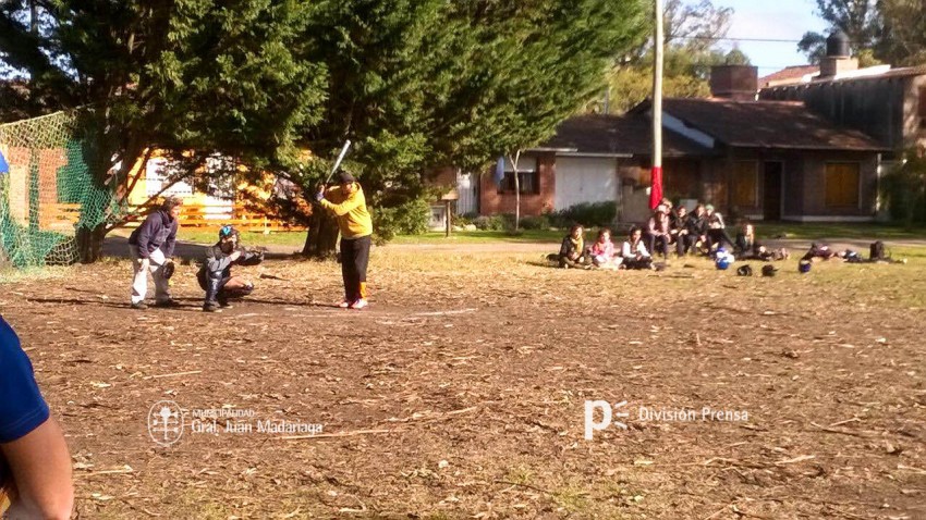 Handball en el Polideportivo y softbol en Santa Clara del Mar