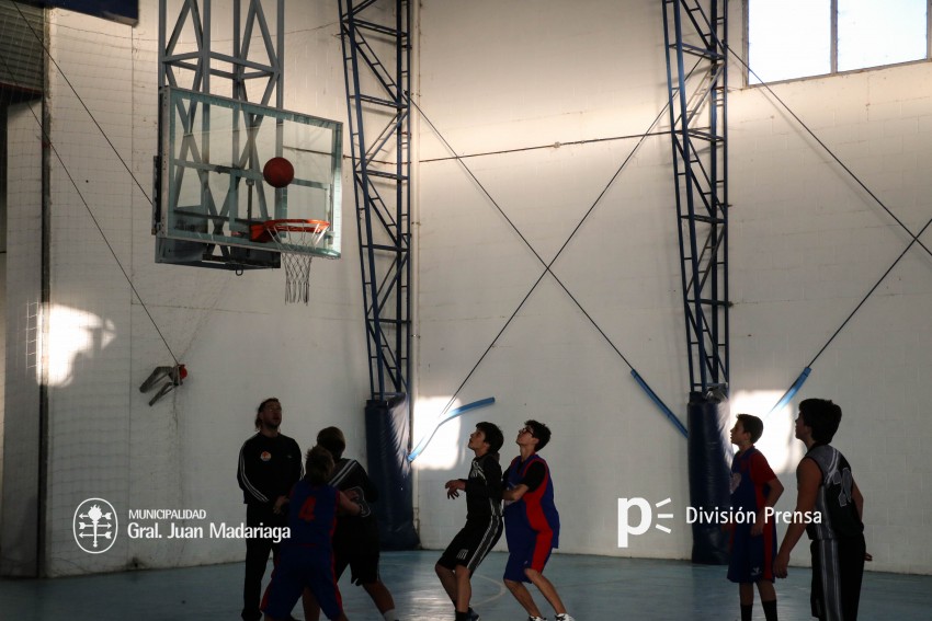 B�squet: La categor�a mayores cay� en Dolores por la Liga Costera