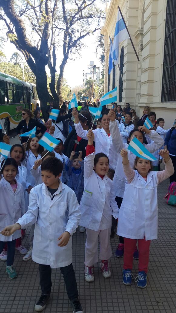 Federico Pinedo salud a los alumnos de Macedo