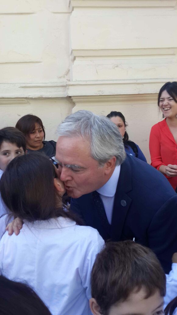Federico Pinedo salud a los alumnos de Macedo