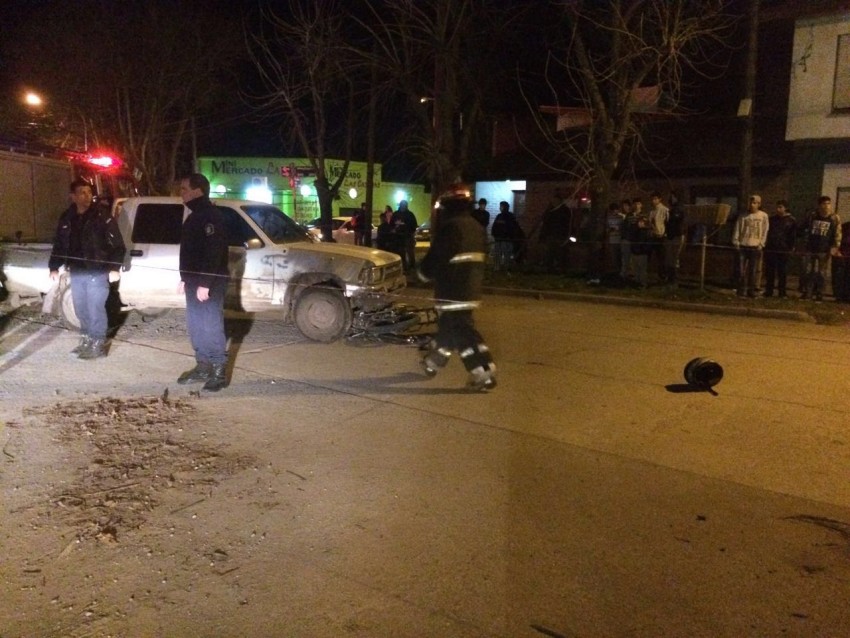 Choque entre una camioneta y una moto deja dos heridos