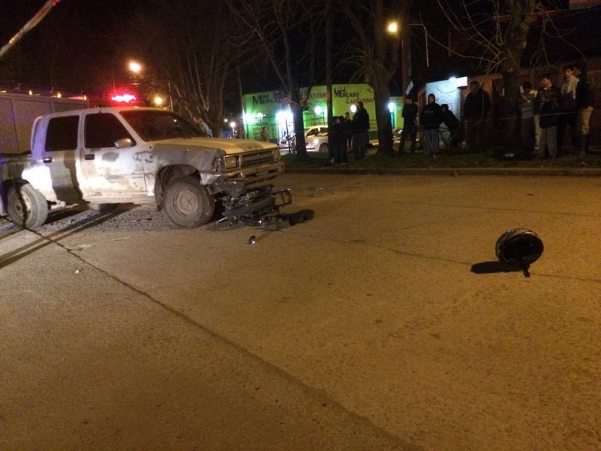 Choque entre una camioneta y una moto deja dos heridos