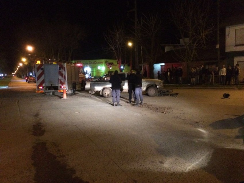 Choque entre una camioneta y una moto deja dos heridos